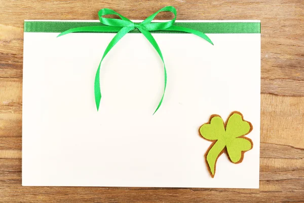 Kartkę z życzeniami dla Saint Patrick's Day w drewniany stół tło — Zdjęcie stockowe