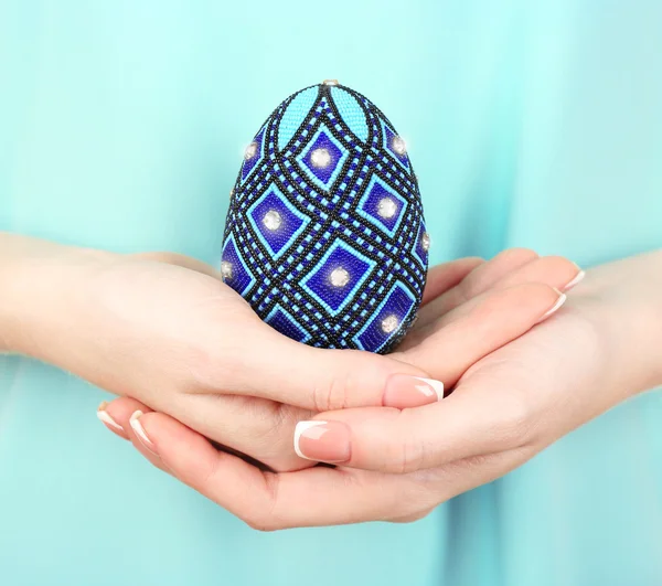 Easter egg in female hands, closeup — Stock Photo, Image