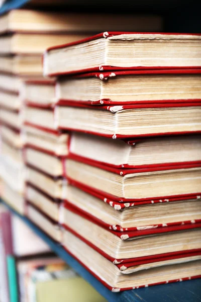 Viele Bücher im Bücherregal in der Bibliothek, Nahaufnahme — Stockfoto