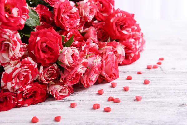 Beautiful roses on table close-up — Stock Photo, Image