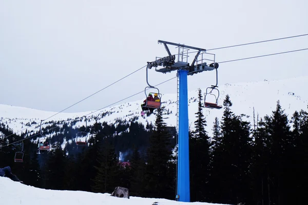 Téléphérique au-dessus des montagnes en hiver — Photo