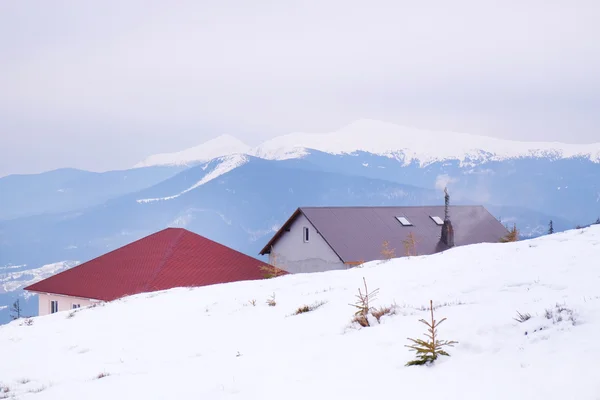 Budynki na ośnieżone góry w okresie zimowym — Zdjęcie stockowe