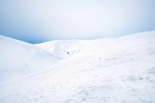 Snowdrifts hegyek télen — Stock Fotó