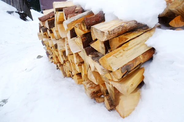 Legna da ardere in neve all'aperto, primo piano — Foto Stock