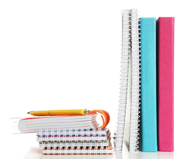 Cuadernos y bolígrafos coloridos, aislados en blanco — Foto de Stock
