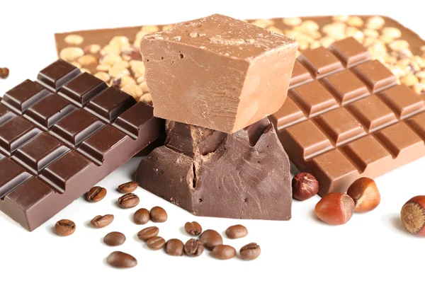 Chokladkakor med hasselnötter och kaffebönor på nära håll — Stockfoto