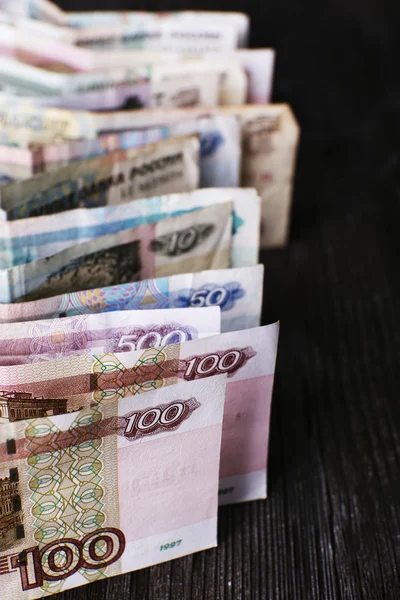 Stapel geld op tafel close-up — Stockfoto