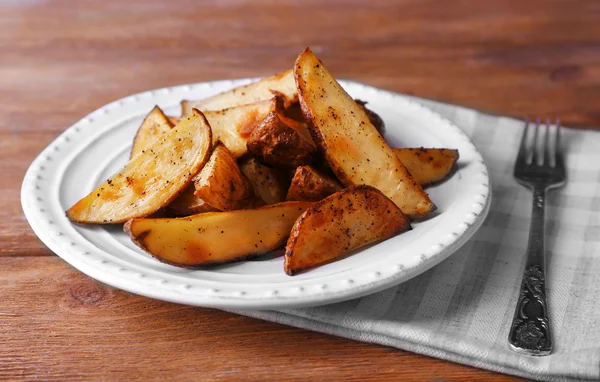 Запеченный картофель на паштет на деревянном столе — стоковое фото