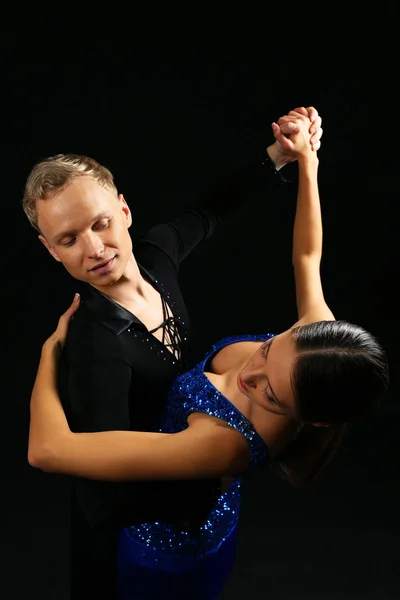 Belo casal de artistas profissionais dançando em fundo preto — Fotografia de Stock