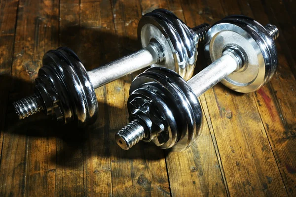 Koyu arka plan üzerinde ahşap zemin üzerinde halter