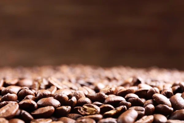 Chicchi di caffè su sfondo marrone — Foto Stock