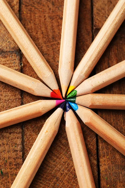 Lápices de madera de colores en la mesa de madera — Foto de Stock