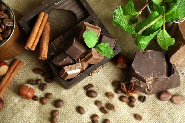 Stilleben med uppsättning av choklad på säckväv tyg, närbild — Stockfoto