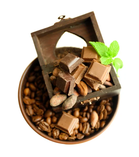 Natureza morta com conjunto de grãos de chocolate e café isolados em branco — Fotografia de Stock