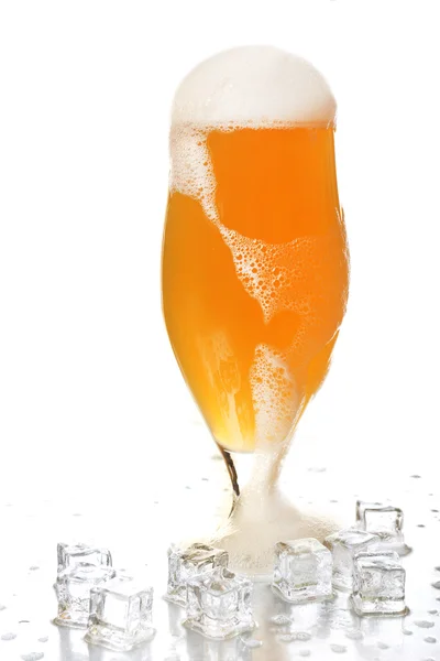 Pohár sör elszigetelt fehér hab és a jég-kocka — Stock Fotó
