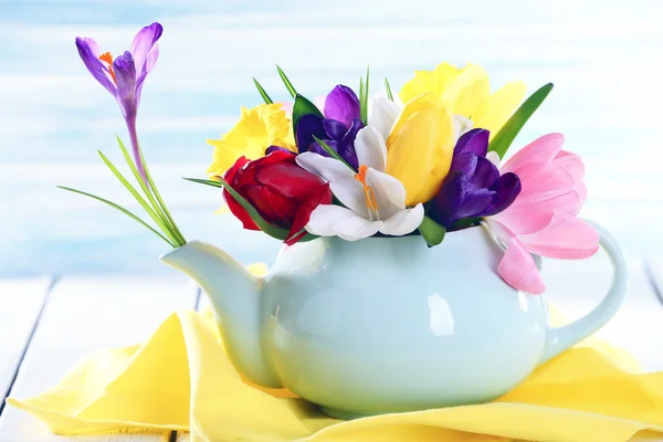 Hermosas flores de primavera sobre mesa de madera sobre fondo azul —  Fotos de Stock