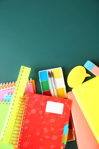 Heldere schoolbenodigdheden op blackboard achtergrond — Stockfoto