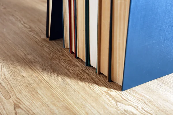 Buku-buku lama di latar belakang meja kayu — Stok Foto