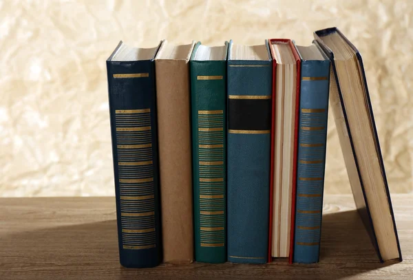 Gamla böcker på träbord på brun bakgrund — Stockfoto