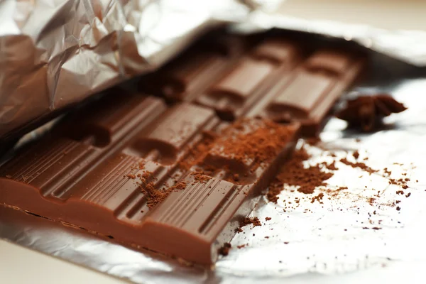 Čokolády s kakaem a badyánu na fólie, detail — Stock fotografie