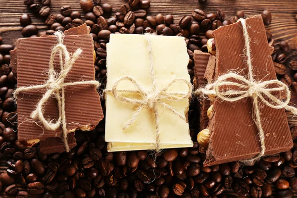 Stos wiązanej czekolady z ziaren kawy, widok z góry — Zdjęcie stockowe