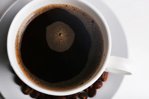 Чашка кави з зернами, вид зверху — стокове фото