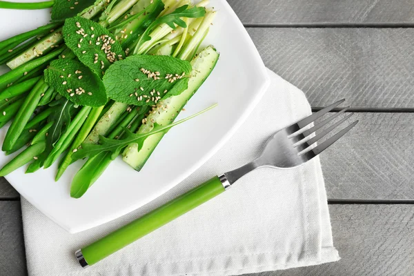 Green salad with cucumber and wild leek on wooden — Stock Photo, Image