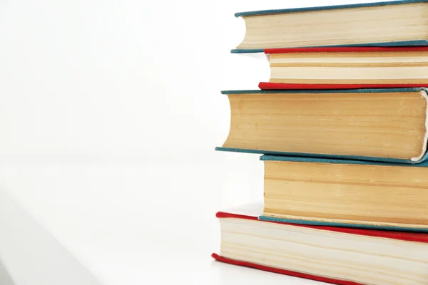 Livros no parapeito da janela branca, close-up — Fotografia de Stock