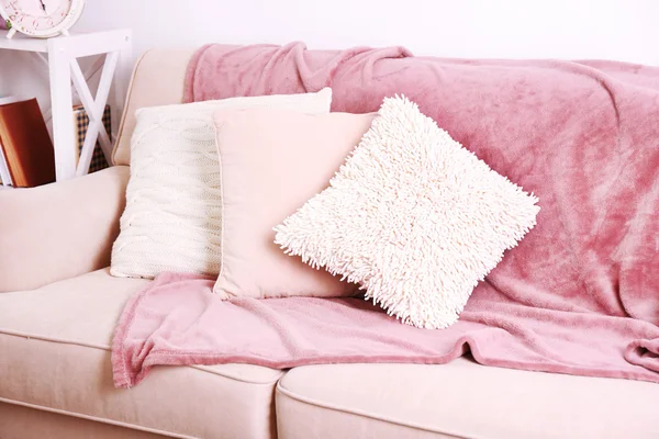 モダンな客室で快適なソファ、室内 — ストック写真