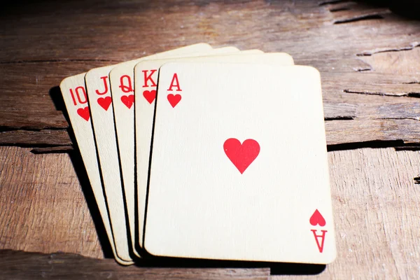 Spielkarten auf Holztisch, Nahaufnahme — Stockfoto