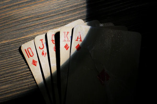 Spielkarten auf Holzgrund — Stockfoto