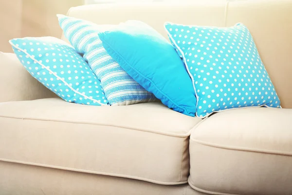 Diseño interior con almohadas en sofá, primer plano — Foto de Stock