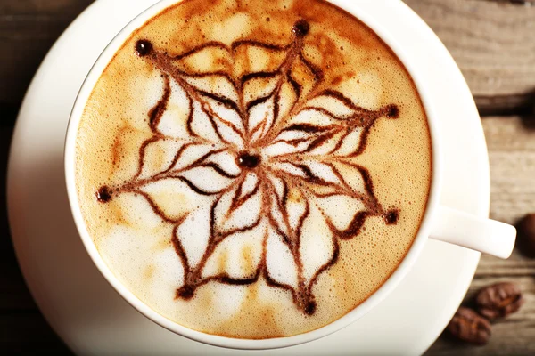 Copa de café con leche arte con granos, primer plano — Foto de Stock