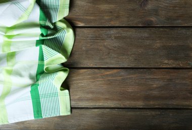 Tahta masadaki peçete.