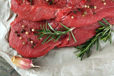 Biberiye ve baharat kağıt üzerinde ham sığır eti biftek yakın çekim