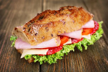 Jambon ve ahşap arka plan üzerinde sebze taze ve lezzetli sandviç