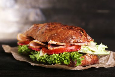 Jambon ve Kağıt ahşap arka plan üzerinde sebze taze ve lezzetli sandviç