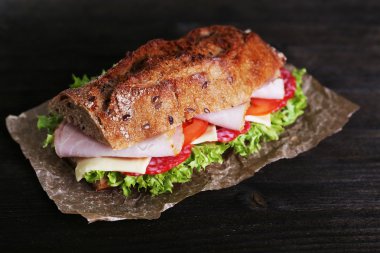 Jambon ve Kağıt ahşap arka plan üzerinde sebze taze ve lezzetli sandviç
