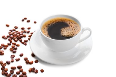 Beyaz üzerine izole edilmiş bir fincan kahve.