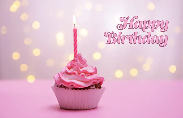 Heerlijke verjaardag cupcake op tafel op lichte achtergrond — Stockfoto