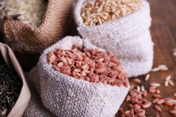 木製の背景に袋の米の種類 — ストック写真