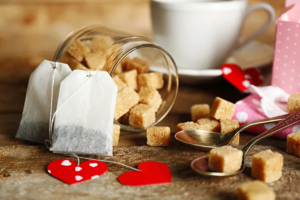 Etiqueta de té en forma de corazón y taza de té con sobre fondo de madera —  Fotos de Stock