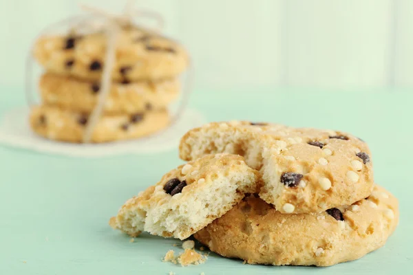 Biscuits savoureux sur fond en bois de couleur — Photo