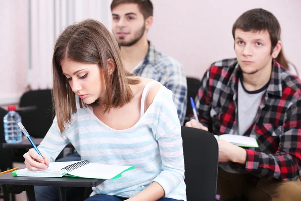 Groupe d'étudiants assis dans la salle de classe — Photo