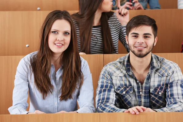 Grupo de estudiantes sentados en el aula — Foto de Stock