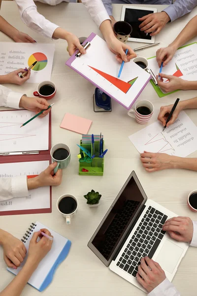 Grupo de empresarios que trabajan en escritorio vista superior — Foto de Stock