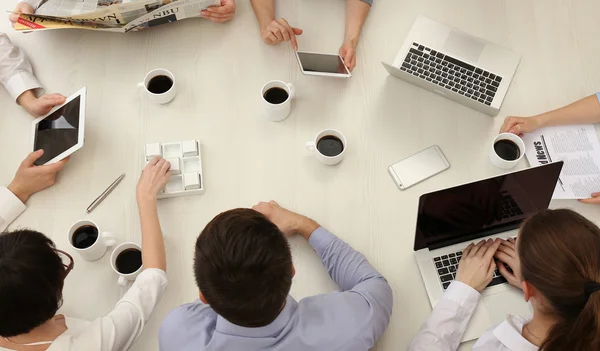 Group of business people working at desk top view — Stock Photo, Image