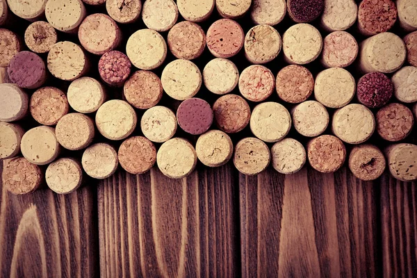 Tapones de vino sobre fondo de madera — Foto de Stock