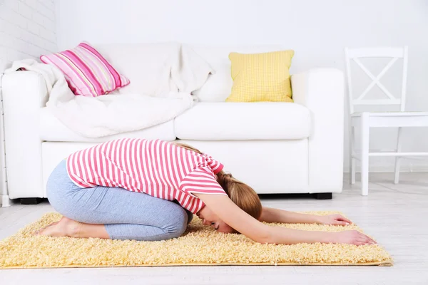 Wanita muda melakukan yoga di rumah — Stok Foto