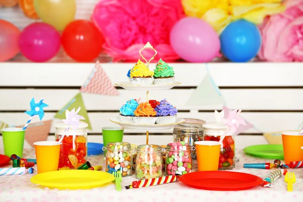 Table d'anniversaire préparée avec des bonbons pour la fête des enfants — Photo